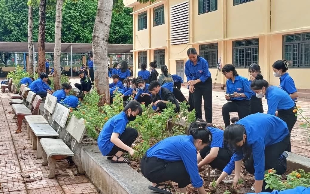 Các đoàn viên, thanh niên ra quân dọn vệ sinh môi trường